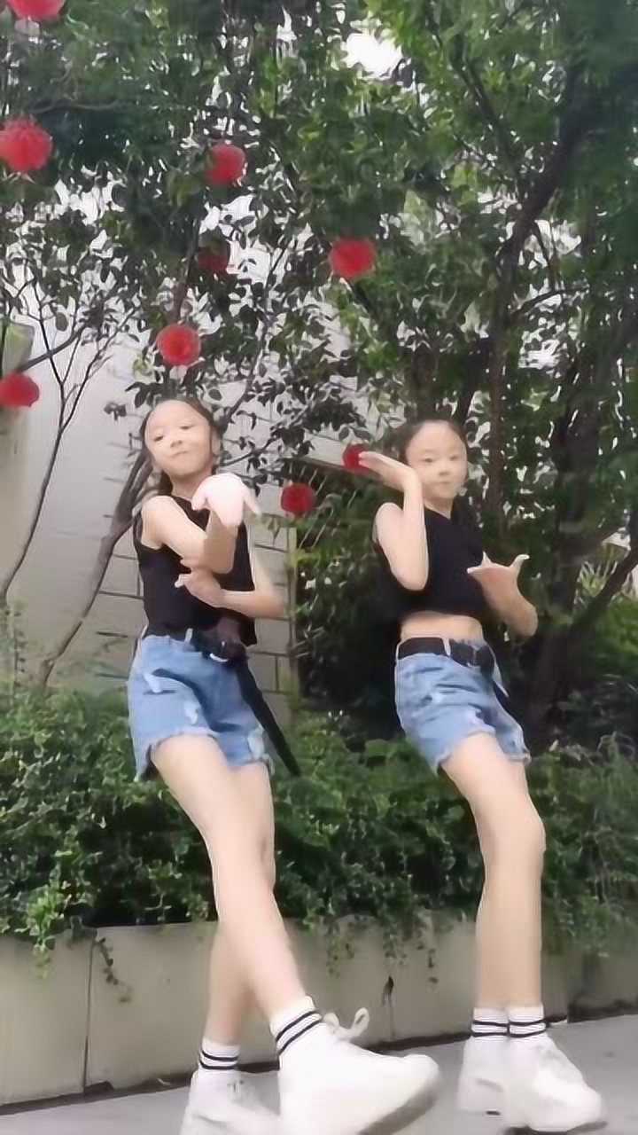 两位小学生路边跳舞,穿这种裤子不怕晒黑吗,网友:还是作业太少