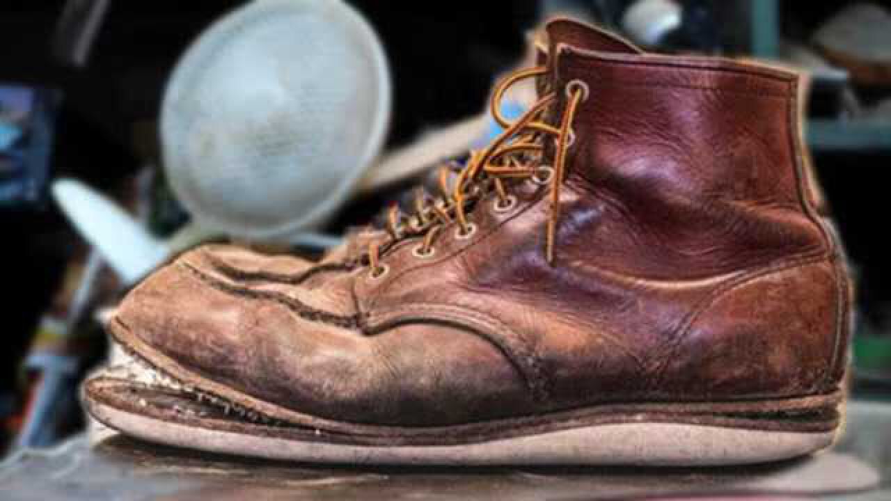 爷爷的烂皮鞋不舍得扔,小伙一番修补翻新,成品惊艳了众人!