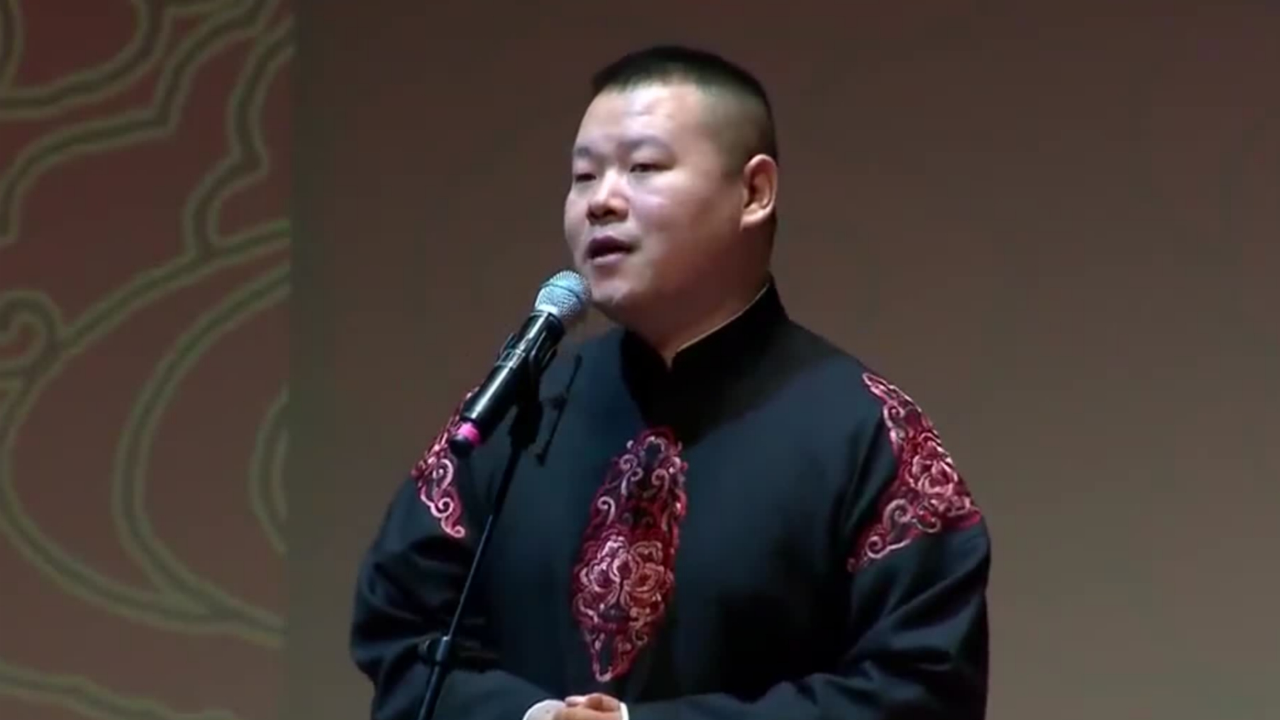 岳云鹏现身春晚第三次联排再次脱帽向粉丝鞠躬态度谦逊打脸众星