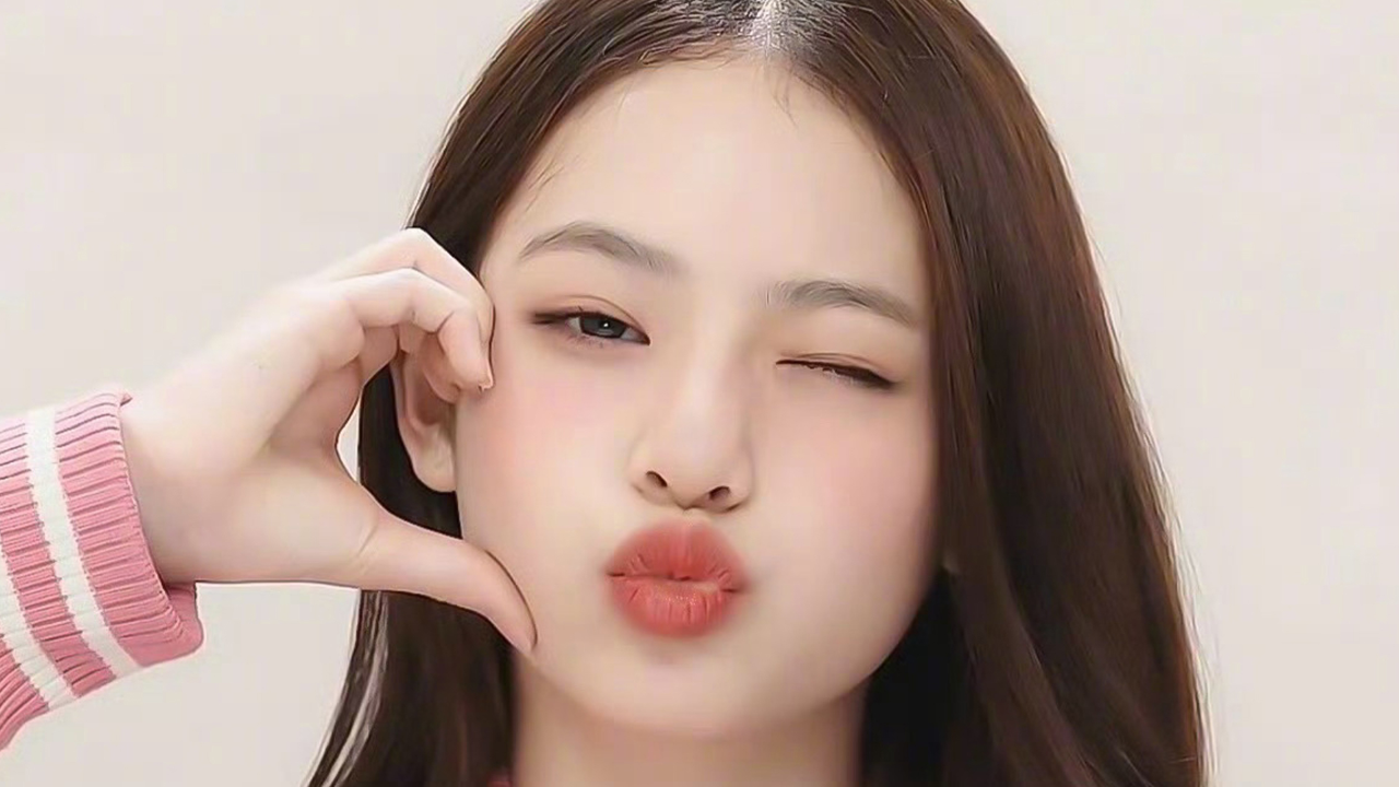 韩国13岁出道女孩撞脸张元英,引网友讨论:怕跳着跳着掉牙