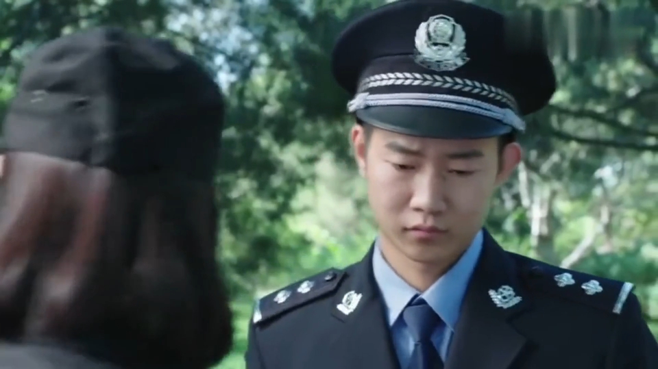 警花与警犬:警花寻找被偷婴儿,警犬趴在大爷的身边,秒