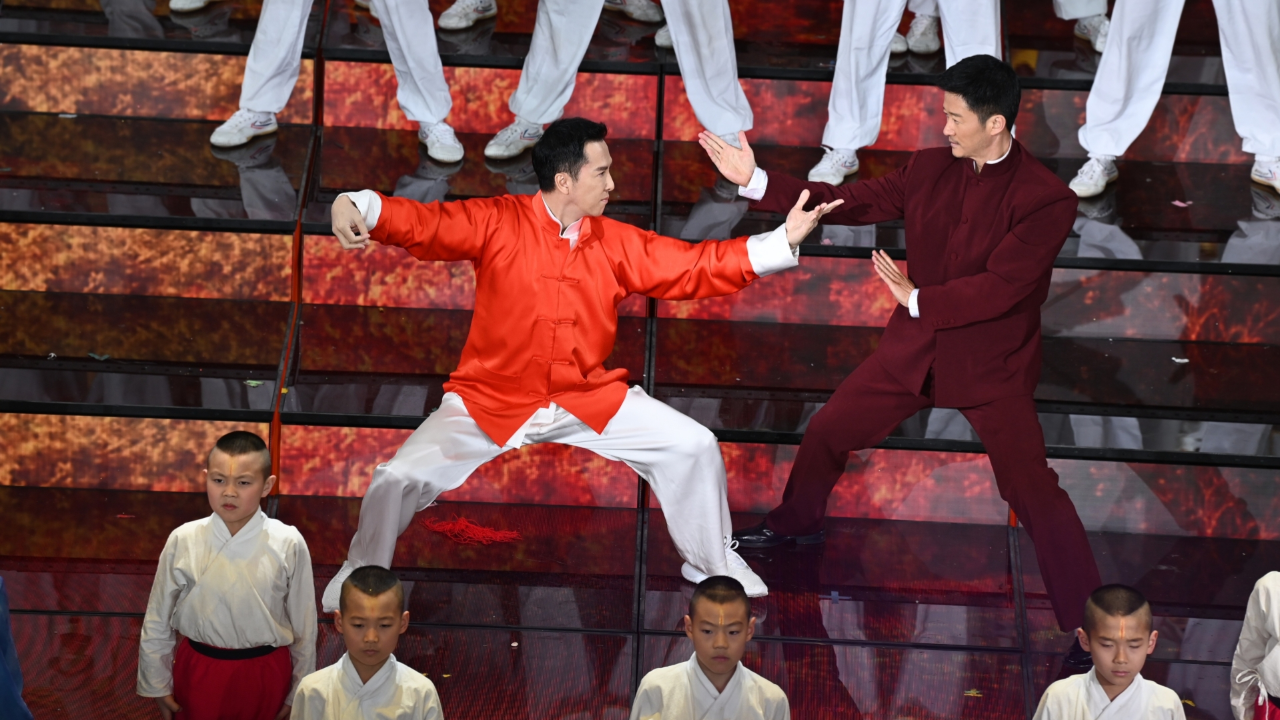 吴京甄子丹春晚同台对打,高手对决气势十足,共演回忆杀