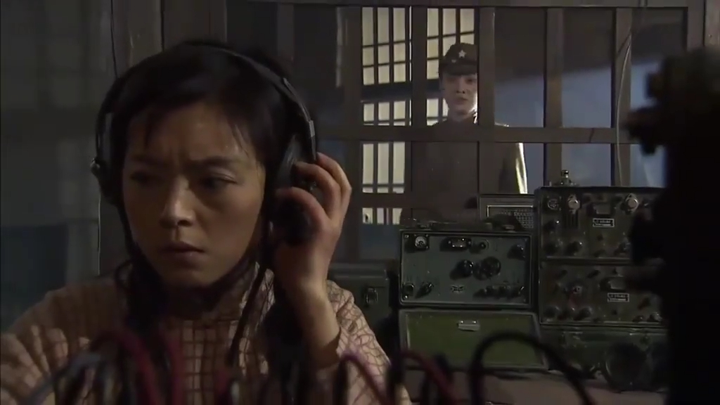 女鬼子朝男人开枪,关键时刻,美女挡下致命子弹!