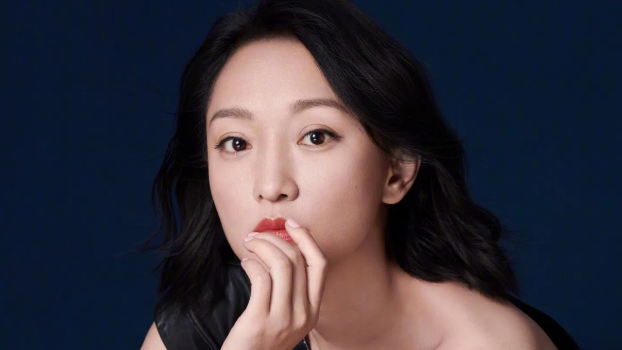 49岁周迅现身街头吃麻辣烫,脸蛋只有巴掌大小,网友直呼真人好美