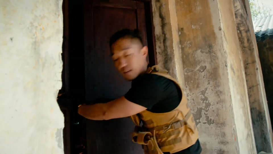 黄金瞳:哥哥被毒贩害死,彭飞单枪匹马闯进毒贩基地,报仇