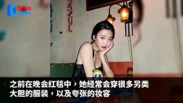 韩国女星朴秀彬晒美照,穿另类黑色长裙神秘又性感