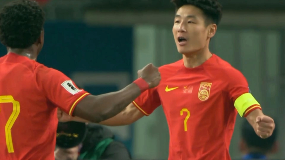 单刀挑射破门!武磊振臂怒吼,1分钟后火速丢球,董路:成何体统