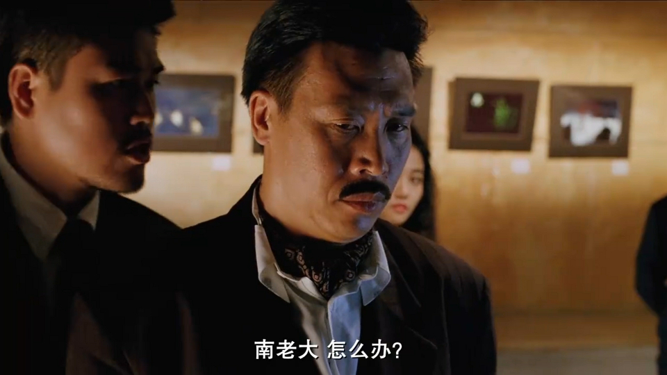 南哥输不起,找人干掉赌神拿回支票,不料赌神却坐火车溜了