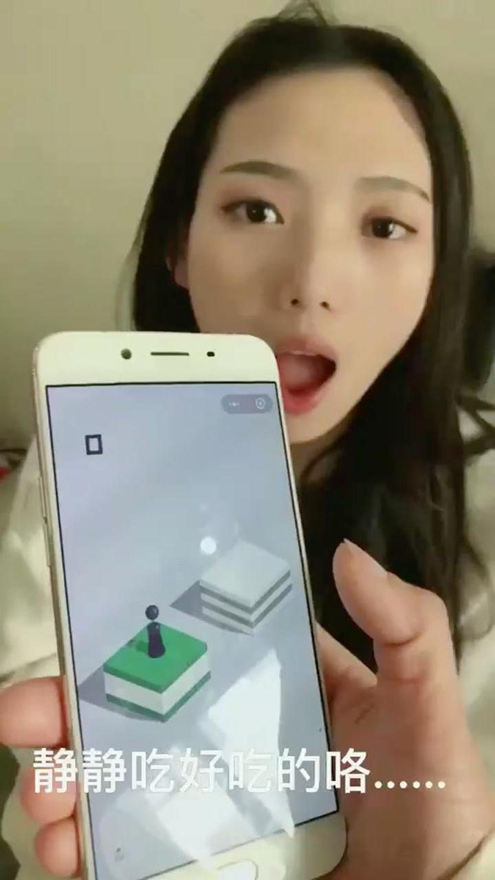妹子玩游戏，把游戏人物吃了，肚子越来越大了_高清