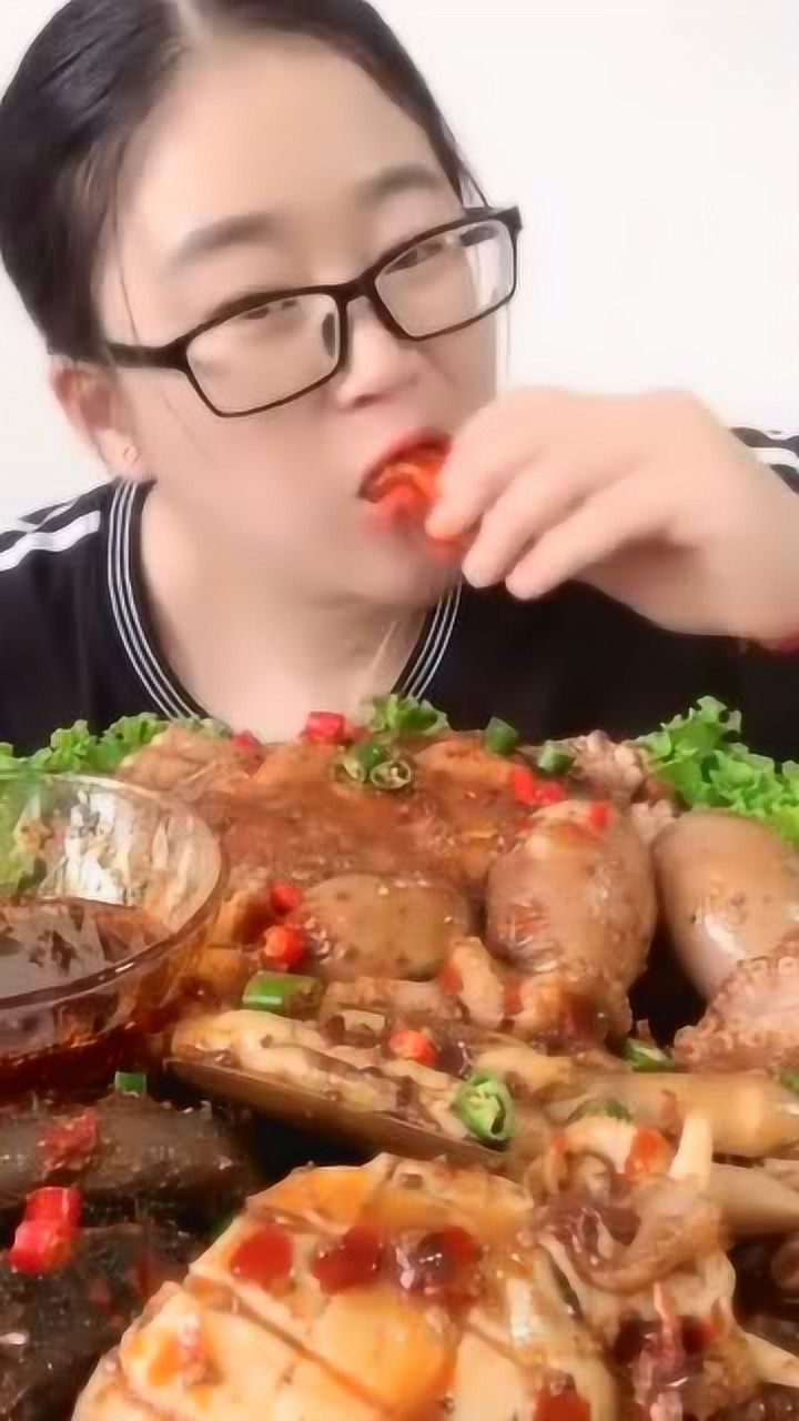 美女吃小鸡排,一边吃还一边吧唧嘴,光听声音就很馋人!