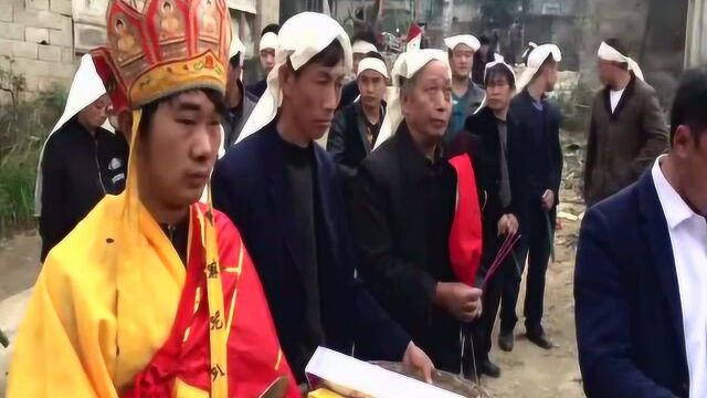 视频农村丧葬习俗:道士、招魂幡样样齐全,孝子的礼节也很重