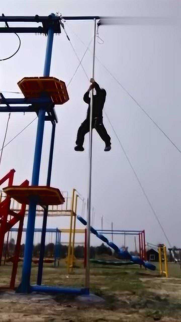 老兵徒手爬单杠,连腿都不用,简直无敌了!