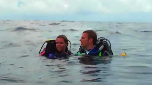 小伙和女友潜水，却被粗心教练抛弃在海中，他们得想办法活着！