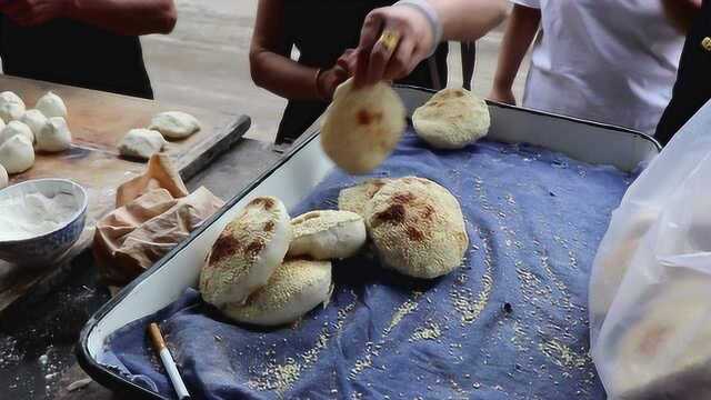 传承百年的烧饼铺,老食客吃了五十多年没吃够