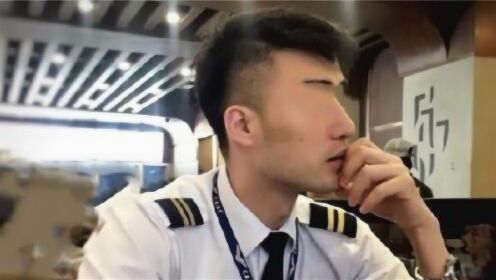 “南航空少骚扰男同事”疑反转：21秒视频中，白衣男子曾主动倚靠