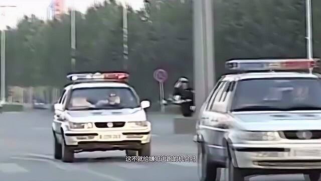 为什么警车出动时,要不断鸣笛呢?难道不怕嫌犯闻声而逃吗?