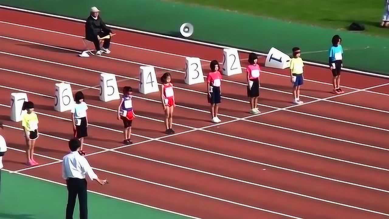 学校运动会上，小学生短跑比赛，第一名跑的太快了，太厉害了_高清