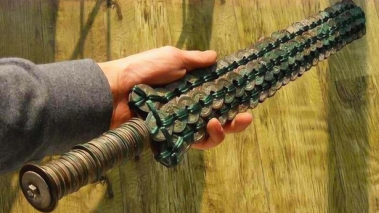 小伙子拿着道士送给父亲的"铜钱剑"来到了鉴宝节目,专家-快埋了吧!