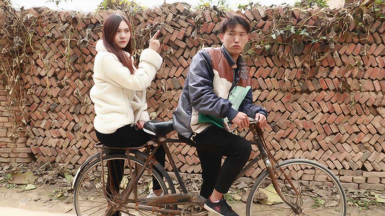 二货刚娶了一个媳妇媳妇出门没告诉二货没想被二货跟踪真逗