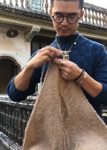 浅咖色马海毛织起来也是极好看的传统与时尚结合潘毛衣小哥