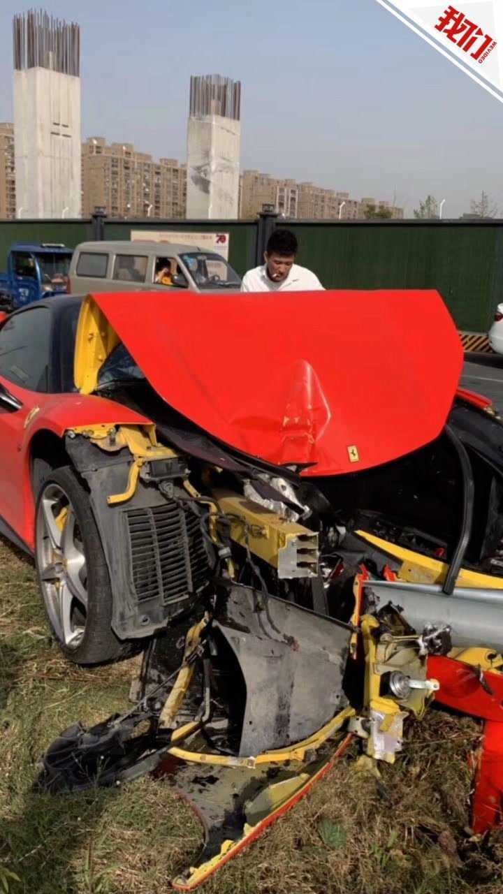 嘉兴一法拉利跑车因车祸撞上标志杆 车头尽毁气囊弹出