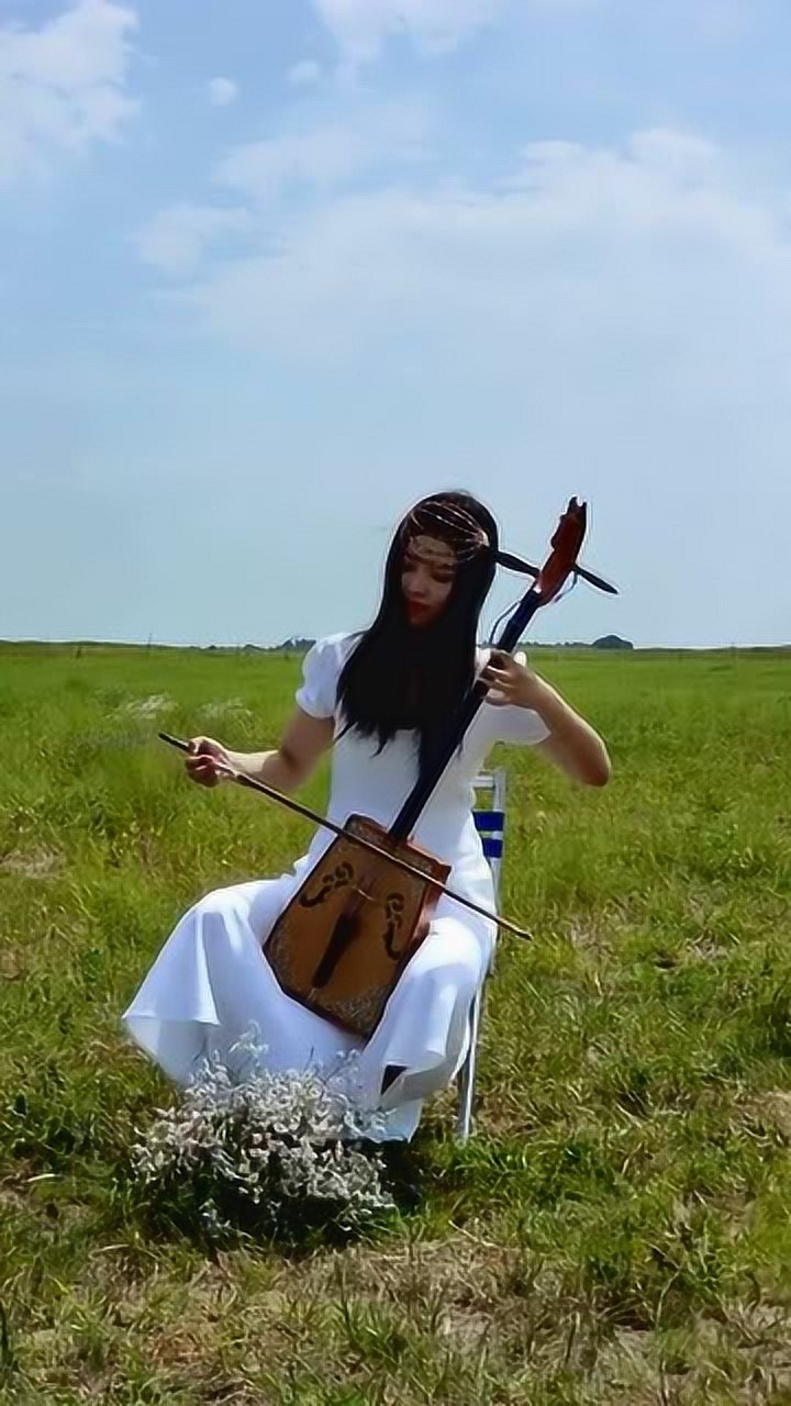 美女马头琴演奏《呼伦贝尔大草原》,优美的旋律,醉人醉心!