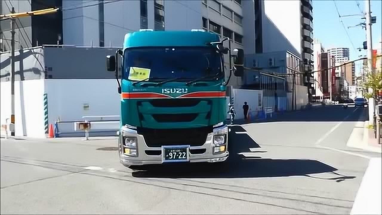 加长的五十铃拖挂车在日本狭小路面倒车通行无阻