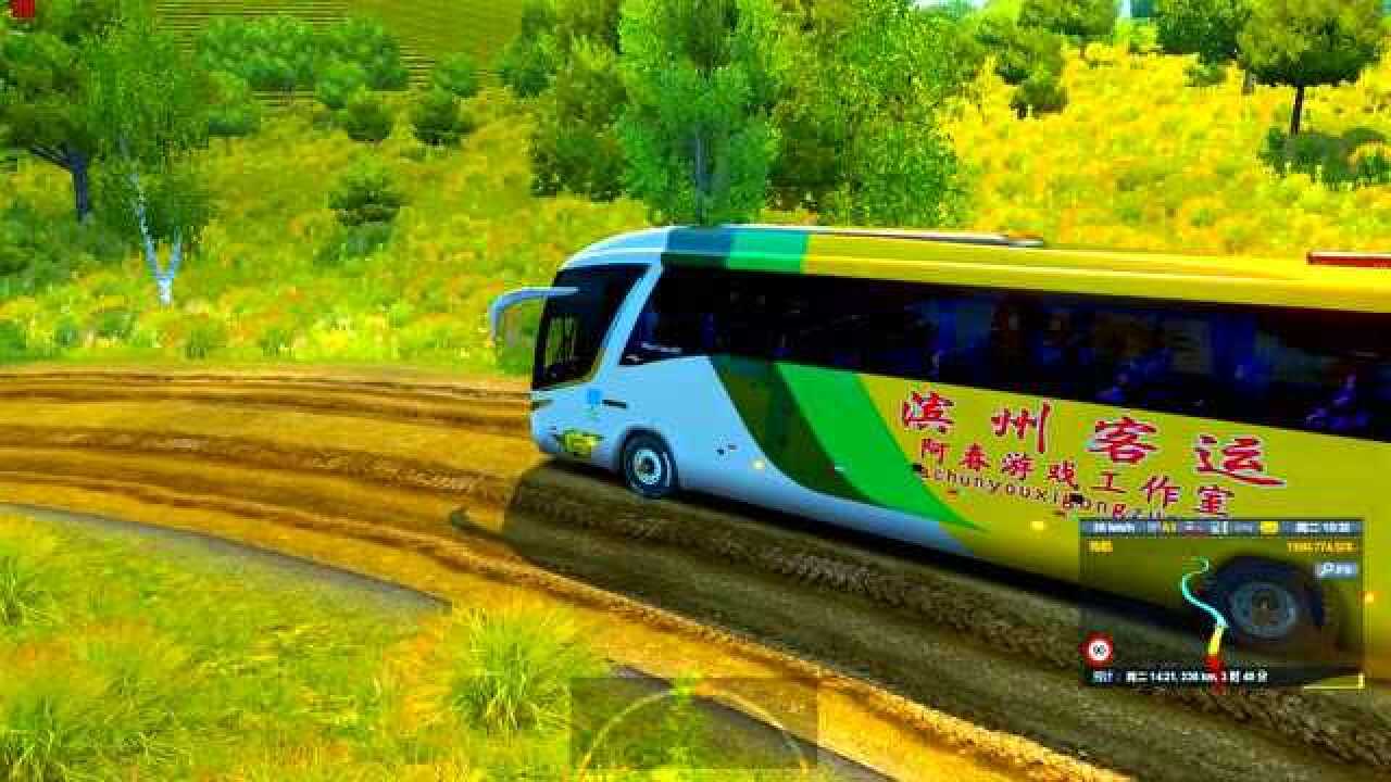 遨游中国:前方烂泥路看着还不错,开上豪华大巴体验一下