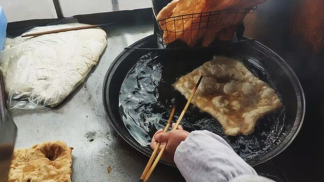 河北唐山街头20年的早点摊,4元一碗朝鲜面,估计很多人都没吃过