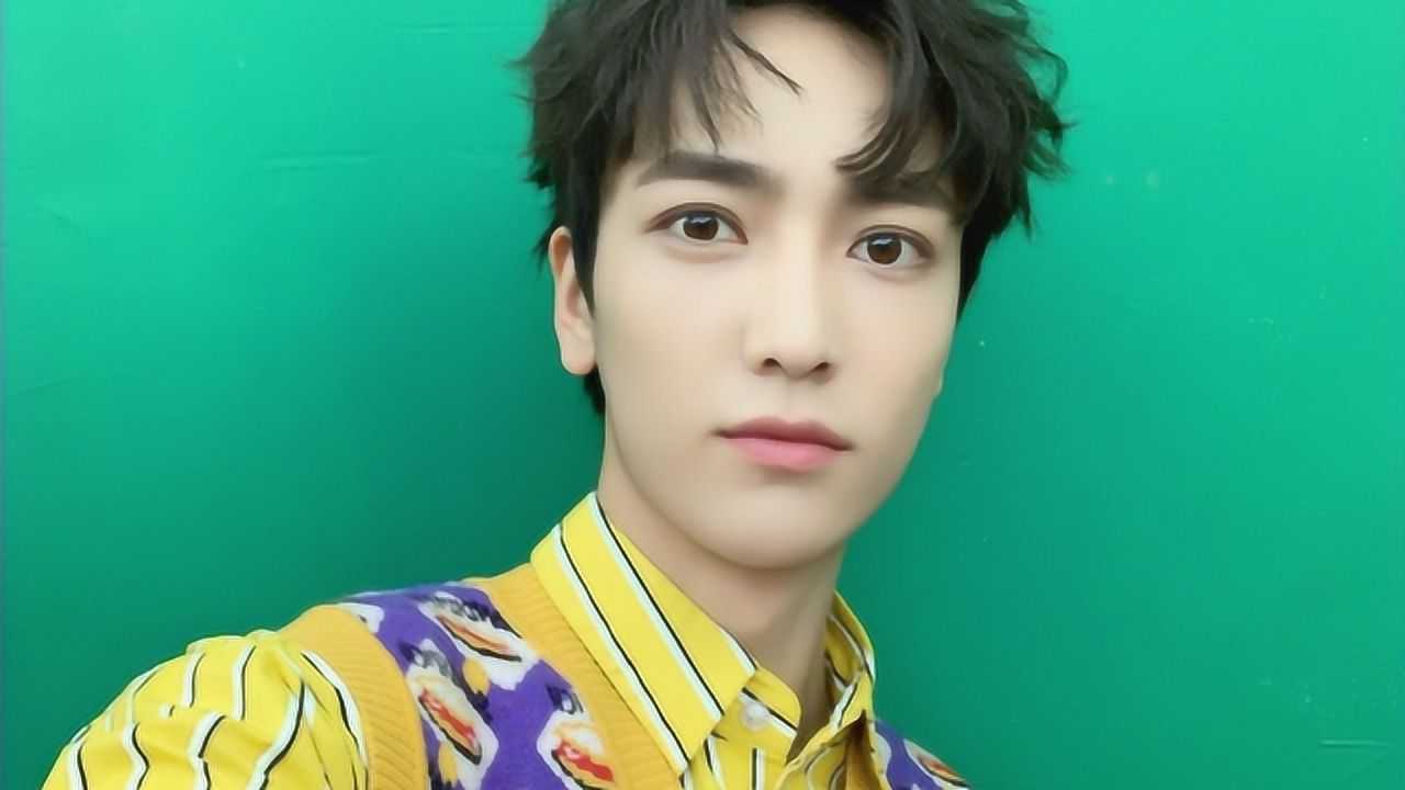 杨梓鑫化完妆后,还在车上唱起了凤凰传奇的歌