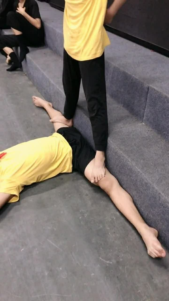 当年那个劈叉一分钟能哭两小时的小男孩终于笑着面对了