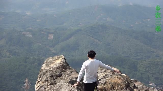 广西钦州钦北区岳山岭,山顶上眺望远方风光无限,尽收眼底