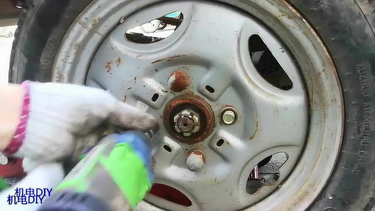 自己动手维修电动车电动车后轮的拆卸方法演示