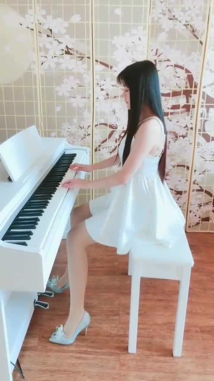 学校钢琴老师,穿白衣短裙和丝袜弹这首钢琴曲,好有故事的感觉!