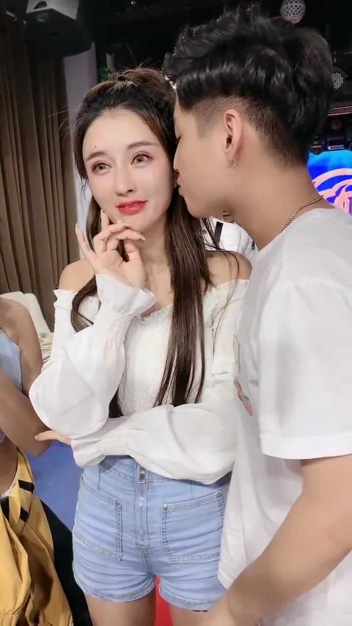 艾伦直播要亲陈小硕,就差一点就成功了,网友这表情下不去嘴!