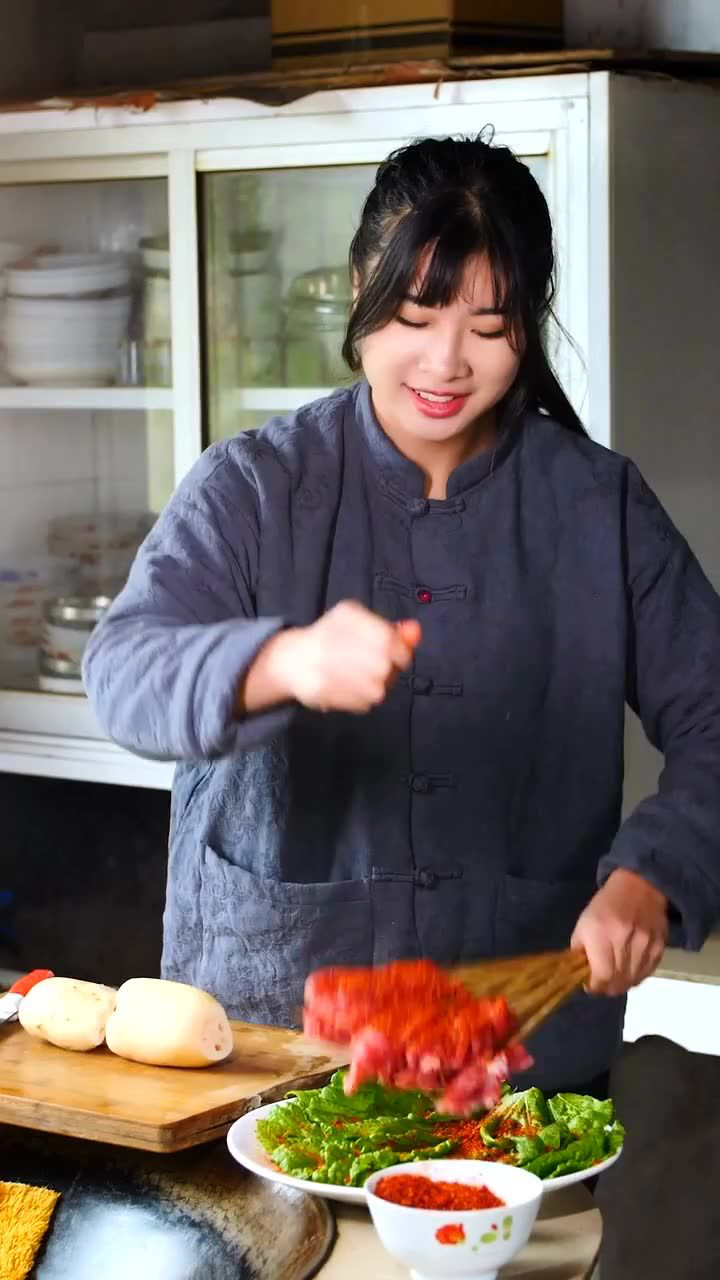 全村第一吃货奕甜甜到二姑家吃了一桌火盆烤肉