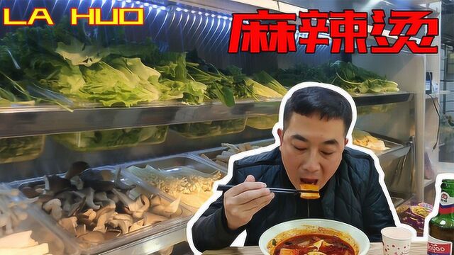 小巷内麻辣烫小店人气超高,全因食材丰富口味佳,闻着都想流口水