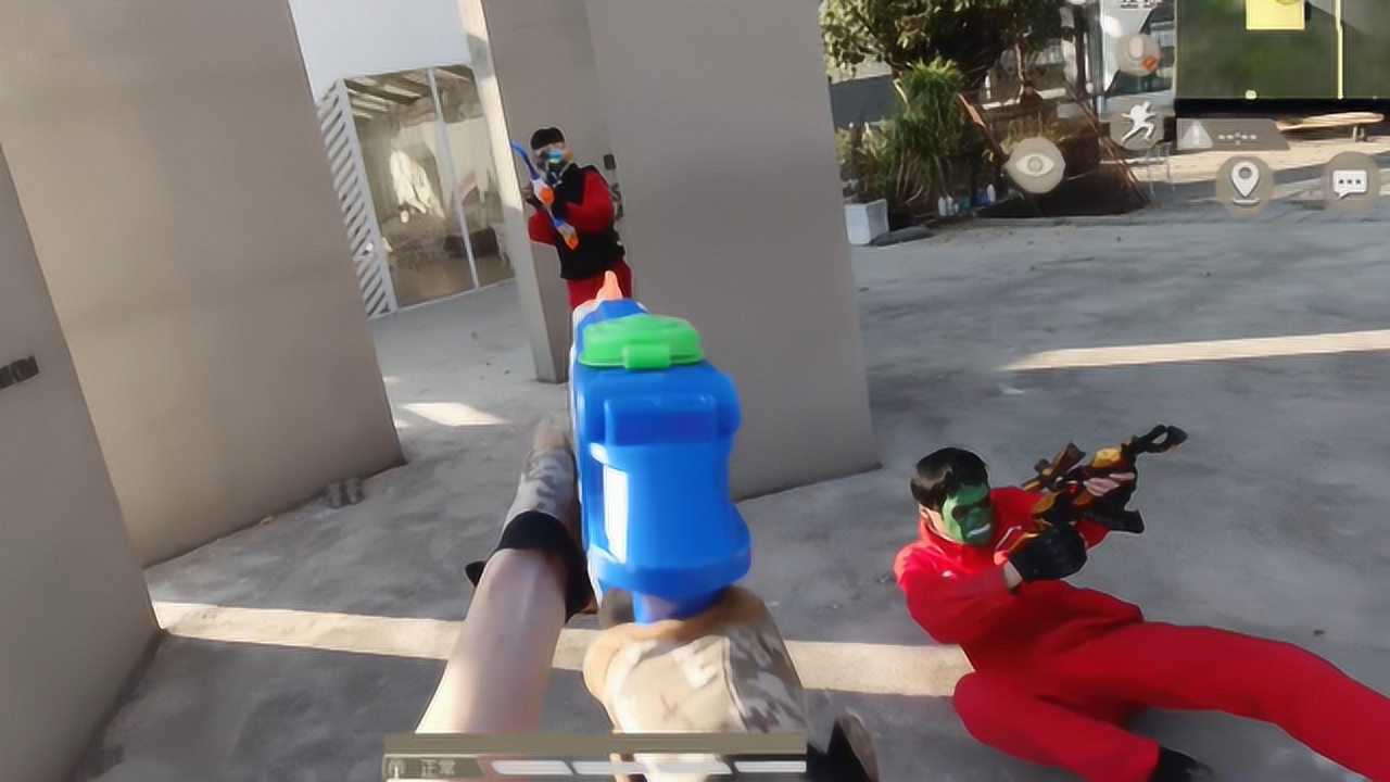 真人版吃鸡:枪蟹神拿着大炮,在柱子林遇袭,交战过程惊险又刺激