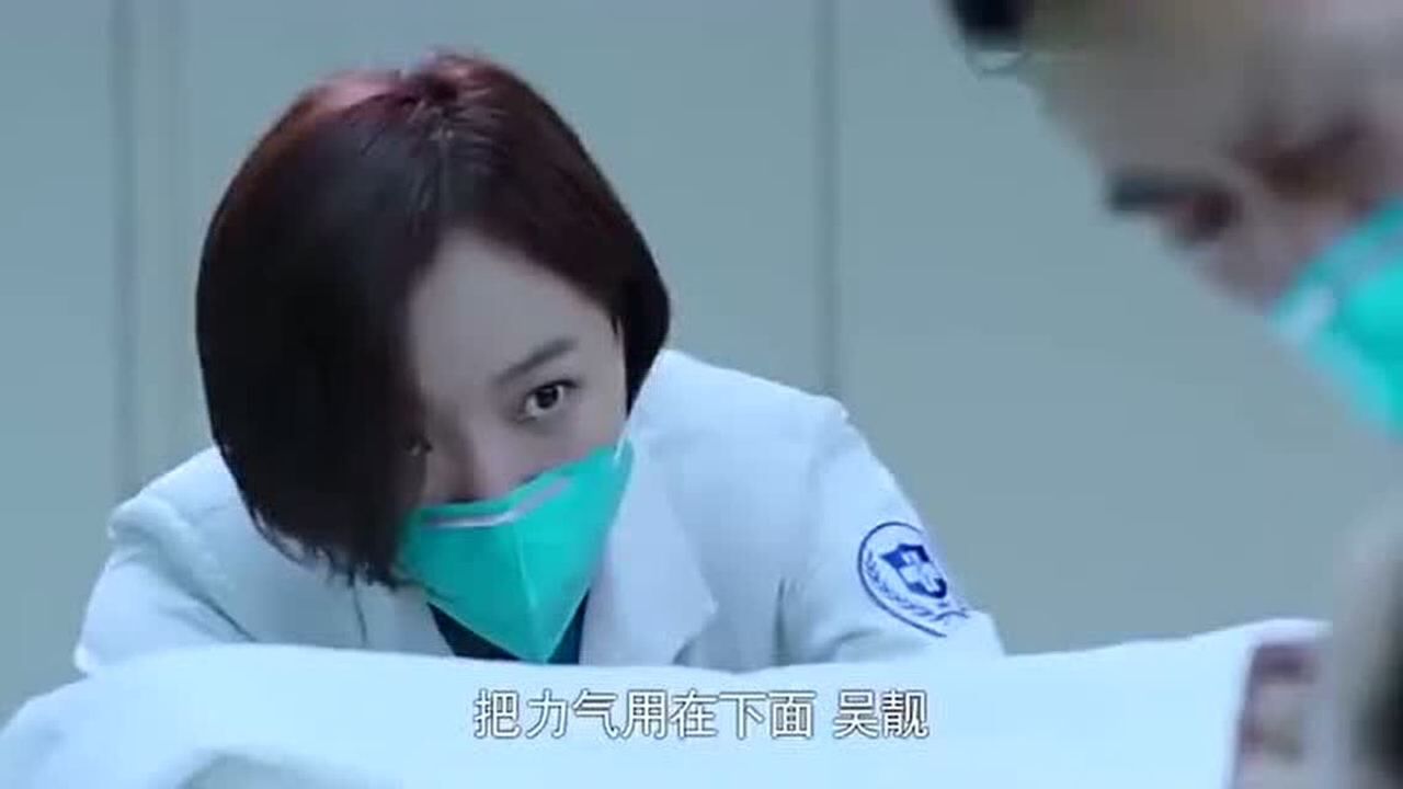 急诊科医生美女产床上生孩子,一旁的男人叫出声来
