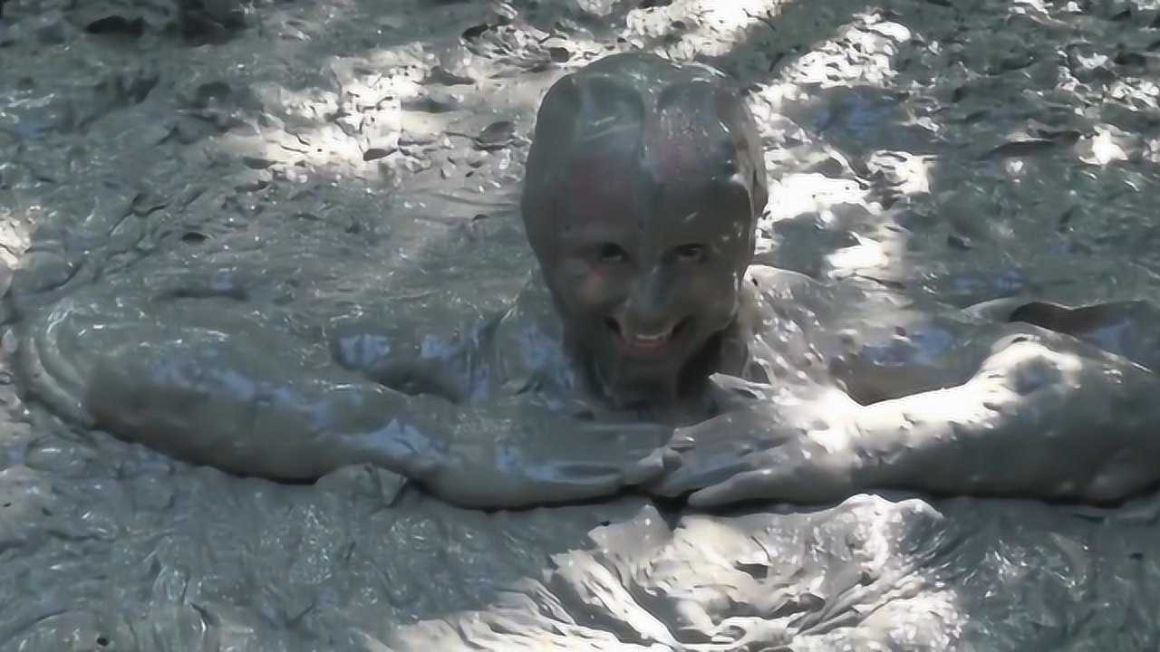 人不小心掉进流沙,怎样做才能"自救"?美女亲自演示!