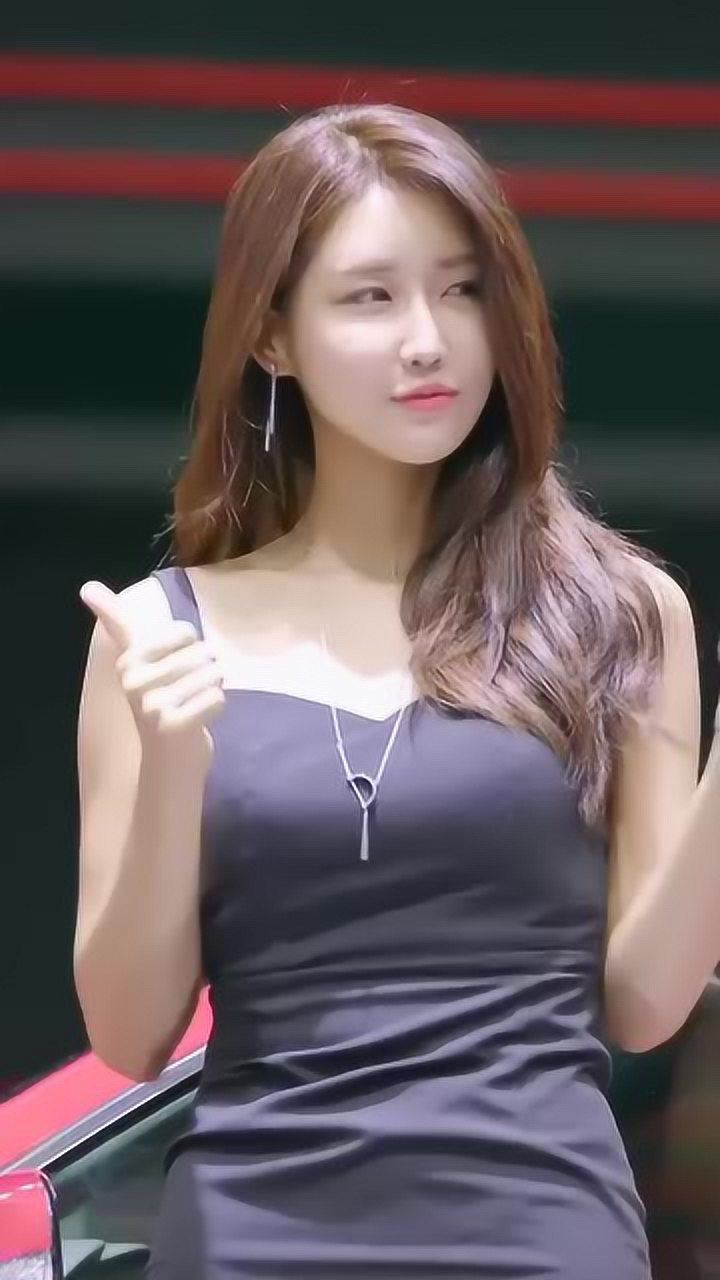 柳多妍吊带长裙气质非凡!身后的豪车真是般配