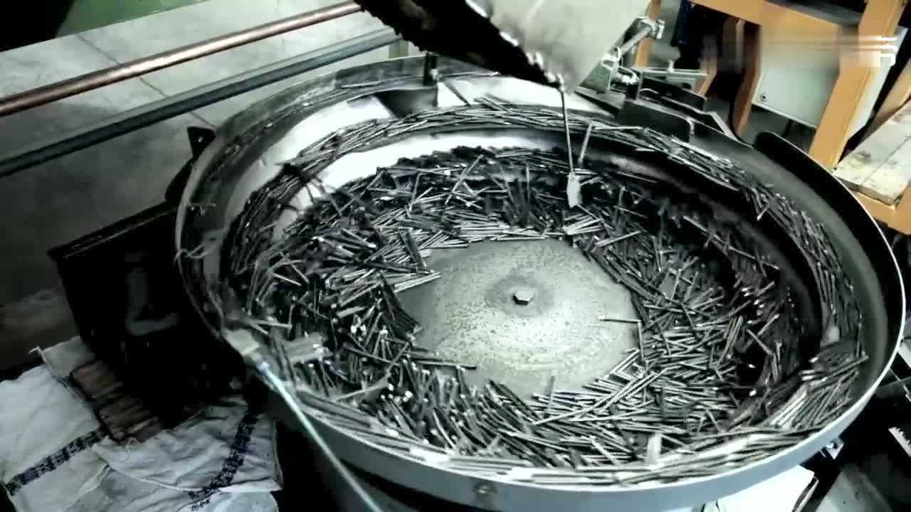 全自动钉子制造机器,钢丝进去,钉子出来