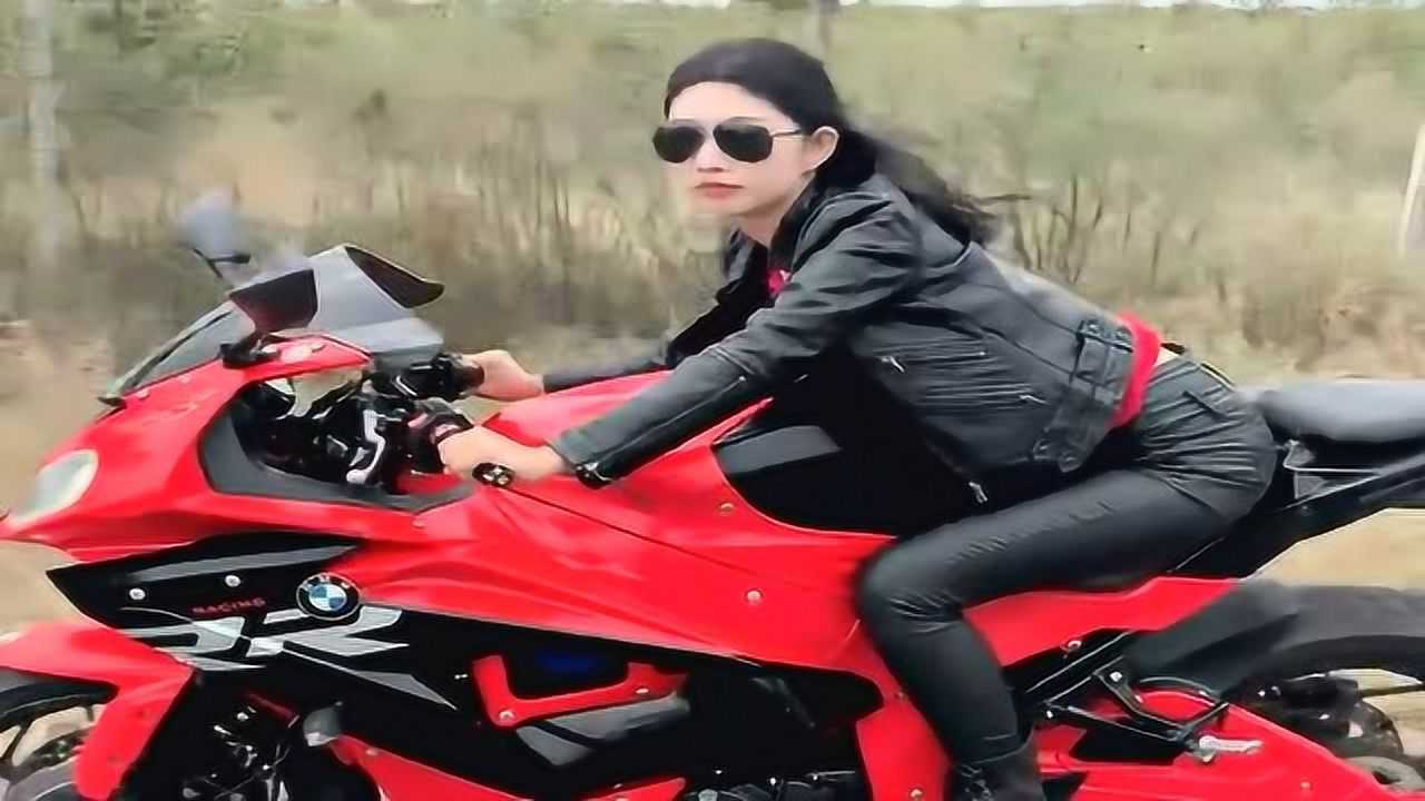 路遇一骑重机车的美女,黑皮衣配红车,真是英姿飒爽啊!