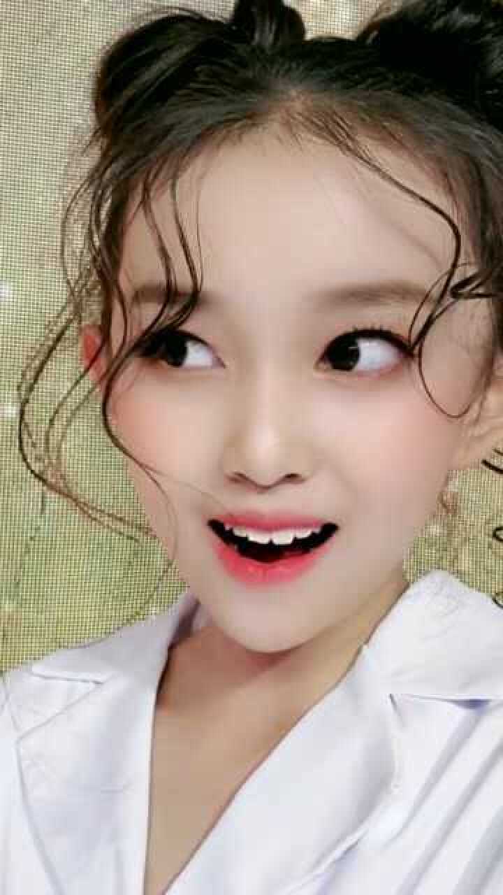 宋小睿的自拍来了,看她的笑容真漂亮,美美哒