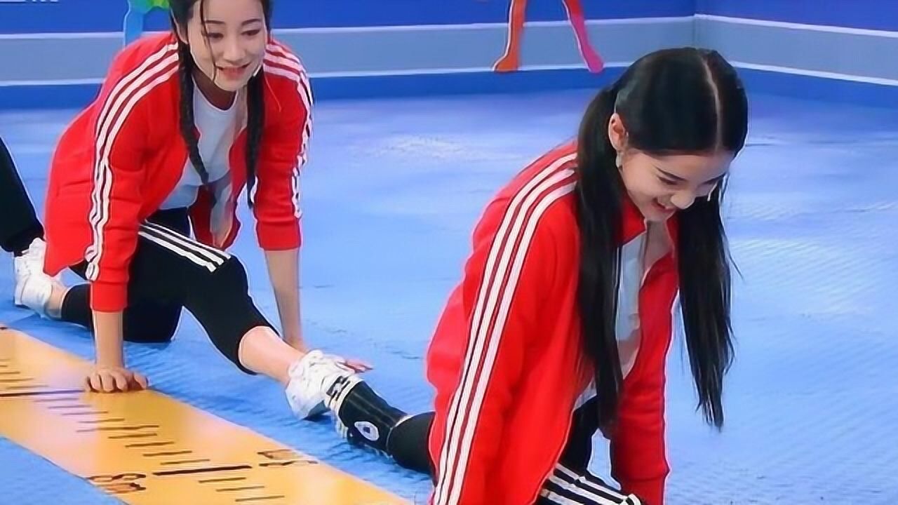 劈叉接力赛欧阳娜娜韩雪展现惊人实力柔韧度爆表