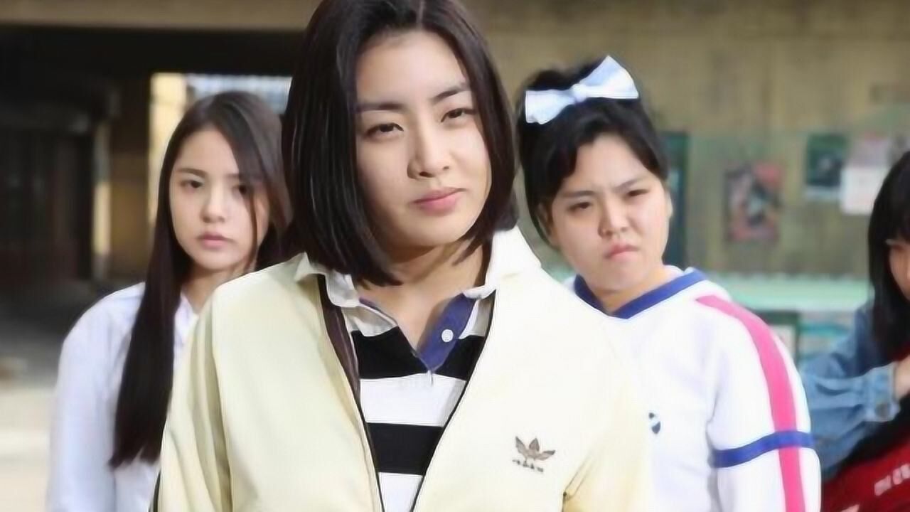 韩国喜剧电影《阳光姐妹淘》,校花遭别人嫉妒,还被当众毁容