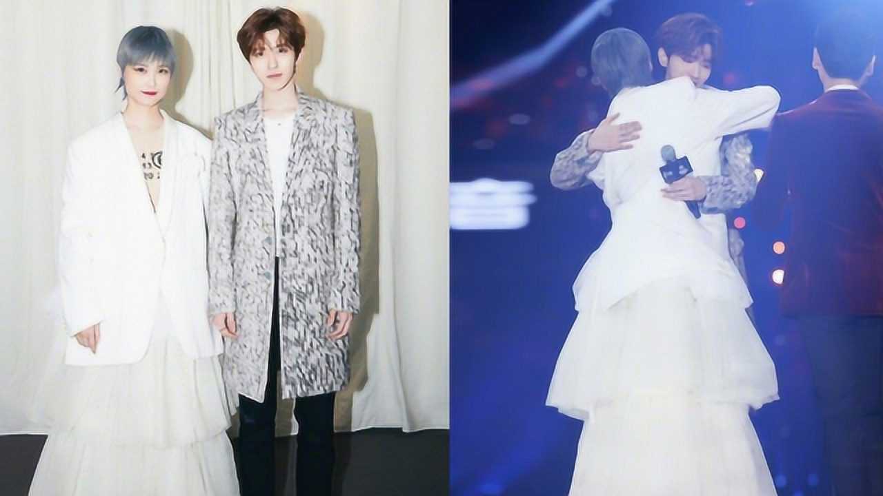 李宇春蔡徐坤台上拥抱台下合影