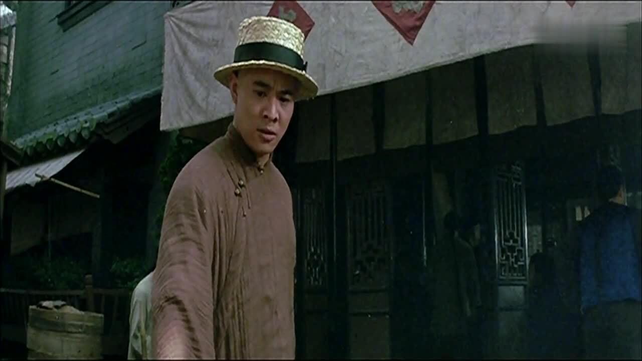 李连杰不愧是功夫之王!黄飞鸿当年这段雨伞打戏,至今无人能超越_腾讯