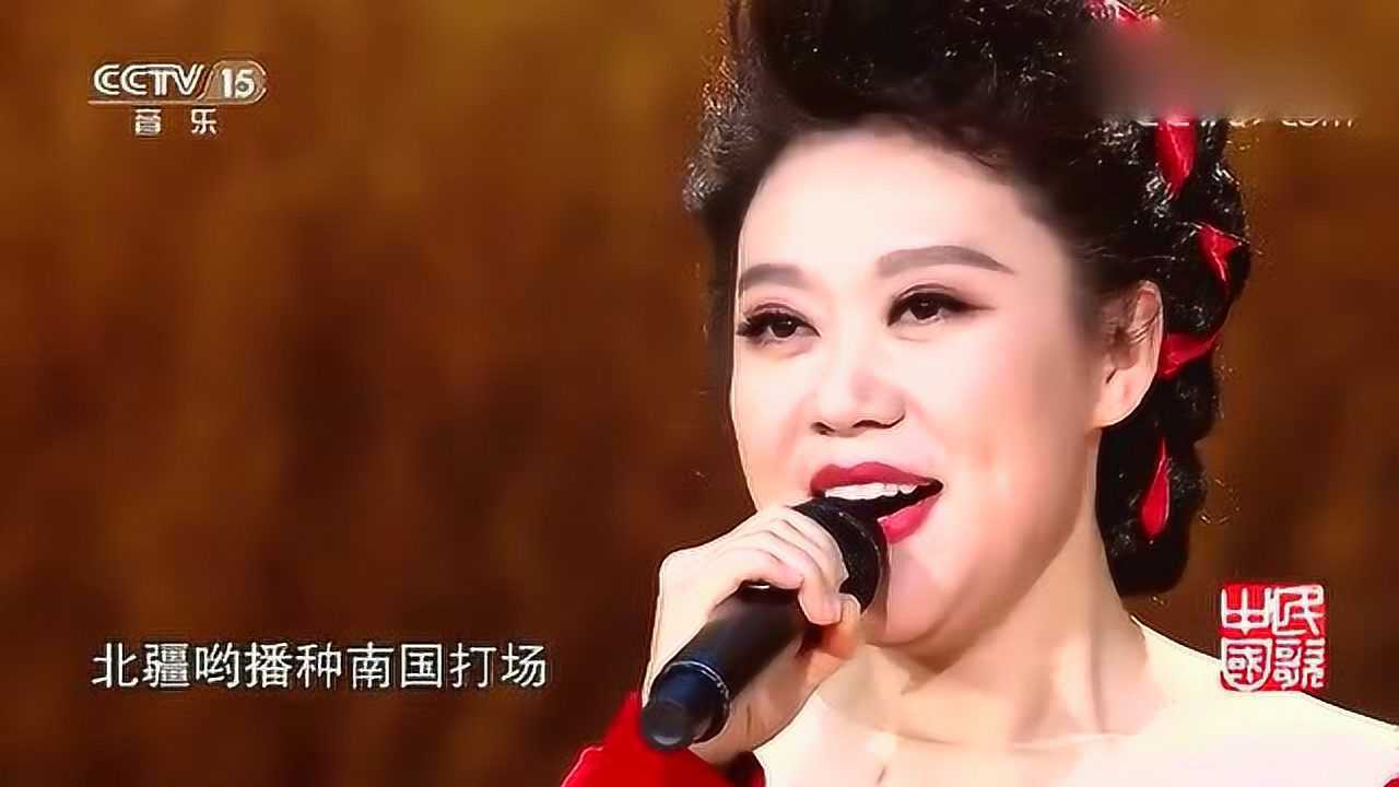 美女张莉莉演唱在希望的田野上经典歌曲唯美动听