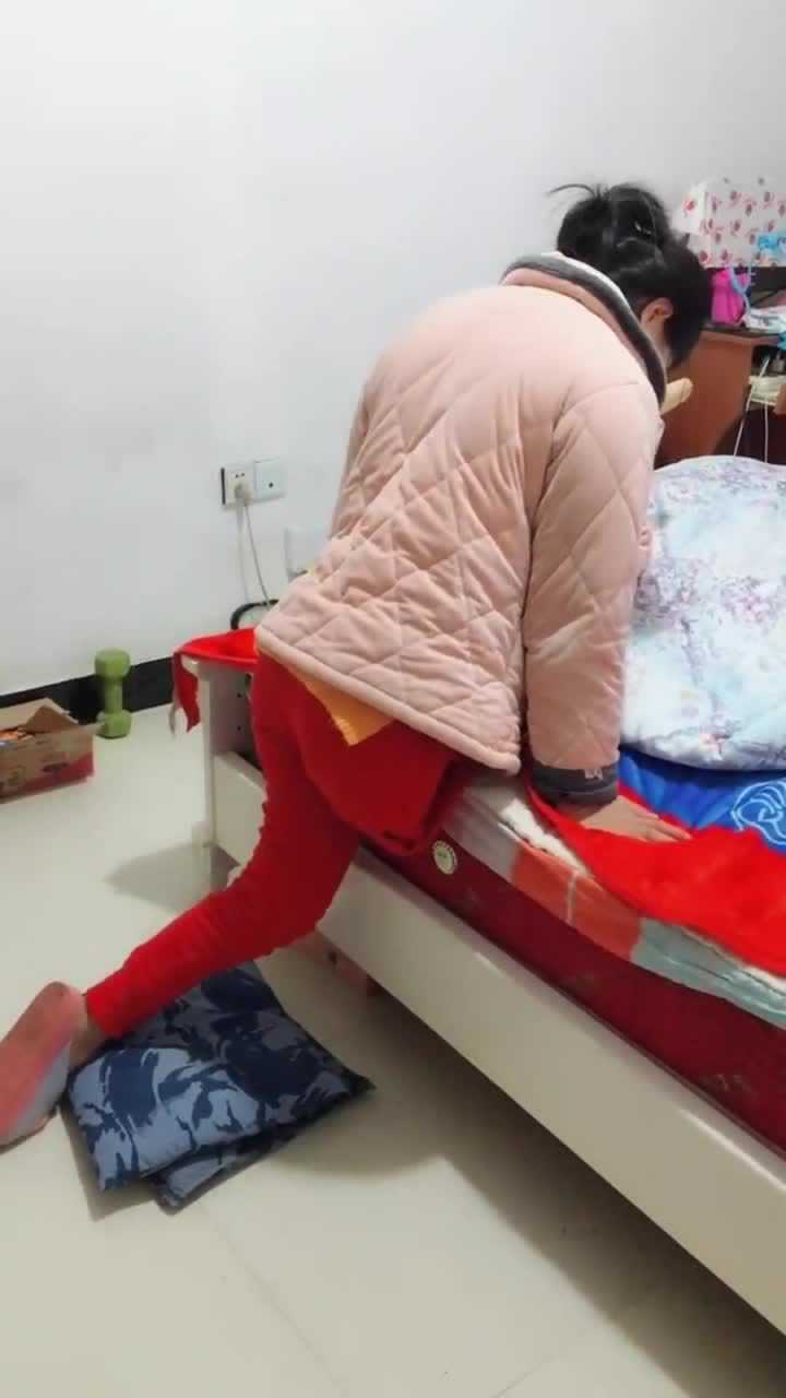 残疾美女跪在地上非常艰难的挪到床上看着非常的不容易